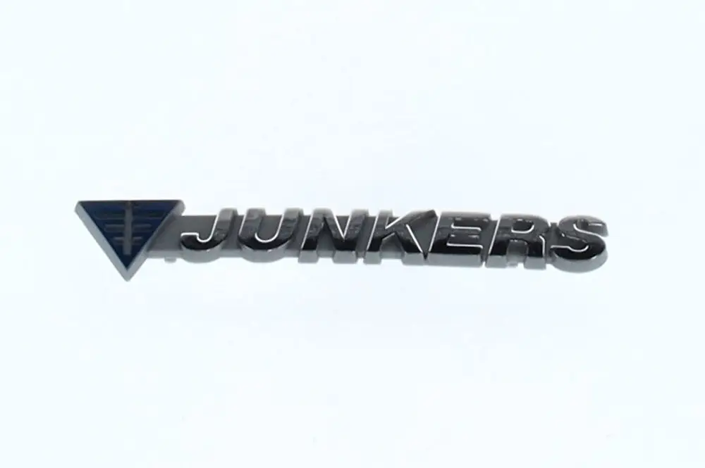 BOSCH-Warenzeichen aus Metall mit dem Schriftzug "JUNKERS" und einem blauen, dreieckigen Element links vom Text.